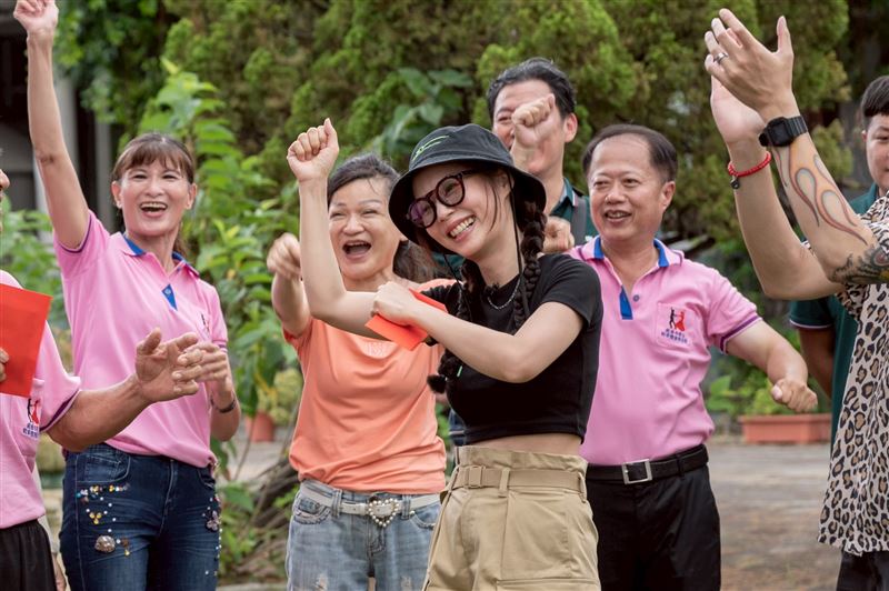 台版Jennie孫淑媚被媽媽爆料小時候是愛哭鬼脾氣差。(圖/公視台語台提供)