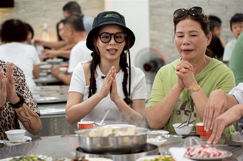 孫淑媚(左)和媽媽一起帶主持群遊高雄岡山。(圖/公視台語台提供)