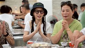 孫淑媚(左)和媽媽一起帶主持群遊高雄岡山。(圖／公視台語台提供)