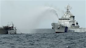 台灣漁船「全漁6號」今天清晨5時許在石垣島海域發生火警。（圖／翻攝畫面）