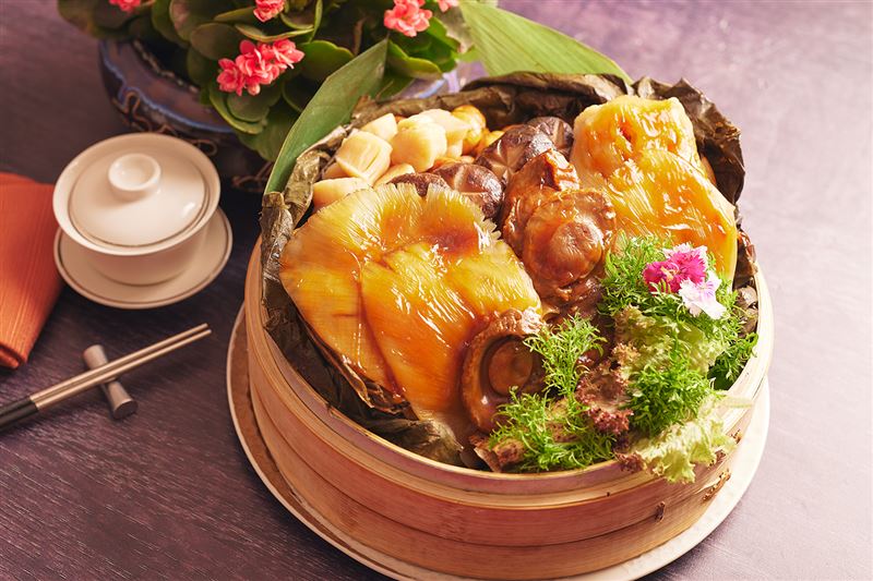 「帝王魚翅鮑魚粽」單顆即重達兩公斤的份量，售價9,999元，早鳥預購享9折禮遇。（圖／飯店旅宿業者提供）