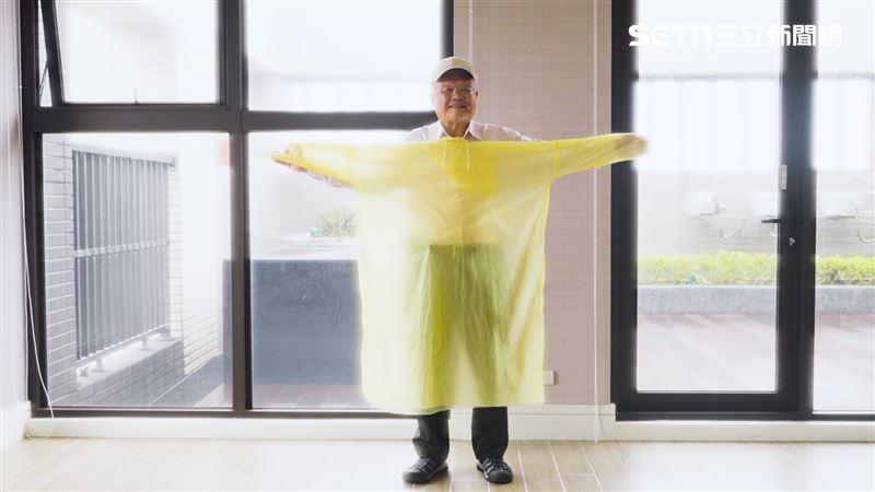 曾三度留級！他發明輕便雨衣翻身千萬董座