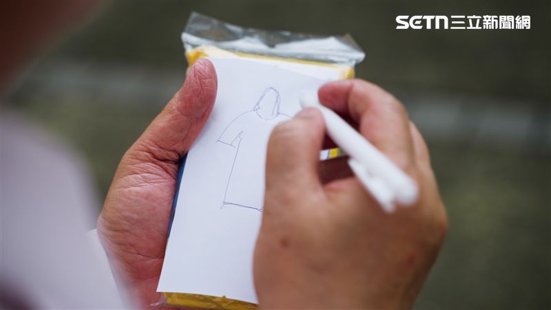 靠著幼年時的發明，葉宗林在中年創業，設計出輕便雨衣，也勇敢走出去推銷，闖出一片天。（圖／記者戴華辰攝影）