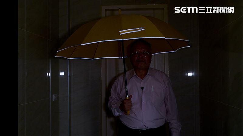 葉宗林如今有上百樣發明，反光傘也是他的專利。（圖／記者戴華辰攝影）