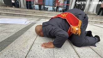 「財神總統」選市長！跪吻地…嗆白營1句