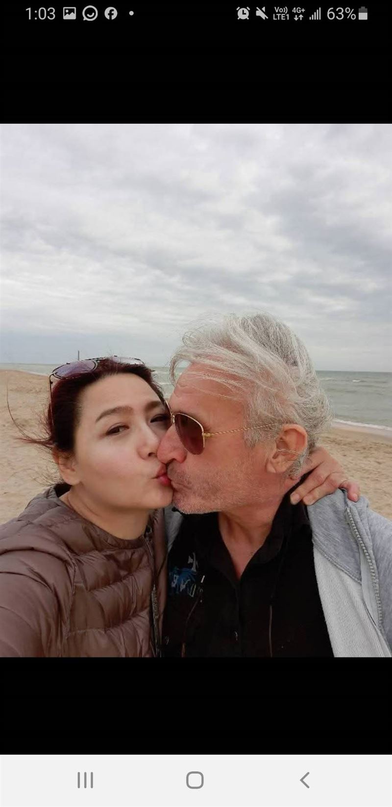 林鳳英跟老公很恩愛。(圖/翻攝自臉書)