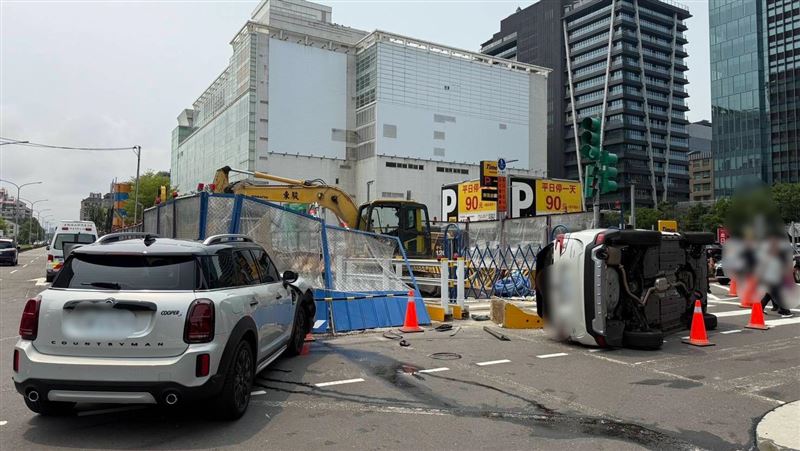 北市中山區車禍!汽車碰撞暴衝進工地側翻