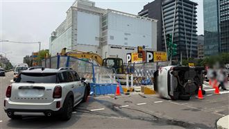 北市中山區車禍！汽車碰撞暴衝進工地側翻