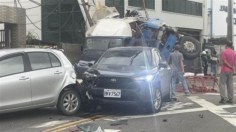 新/鶯歌砂石車翻覆 2人受困6人受傷