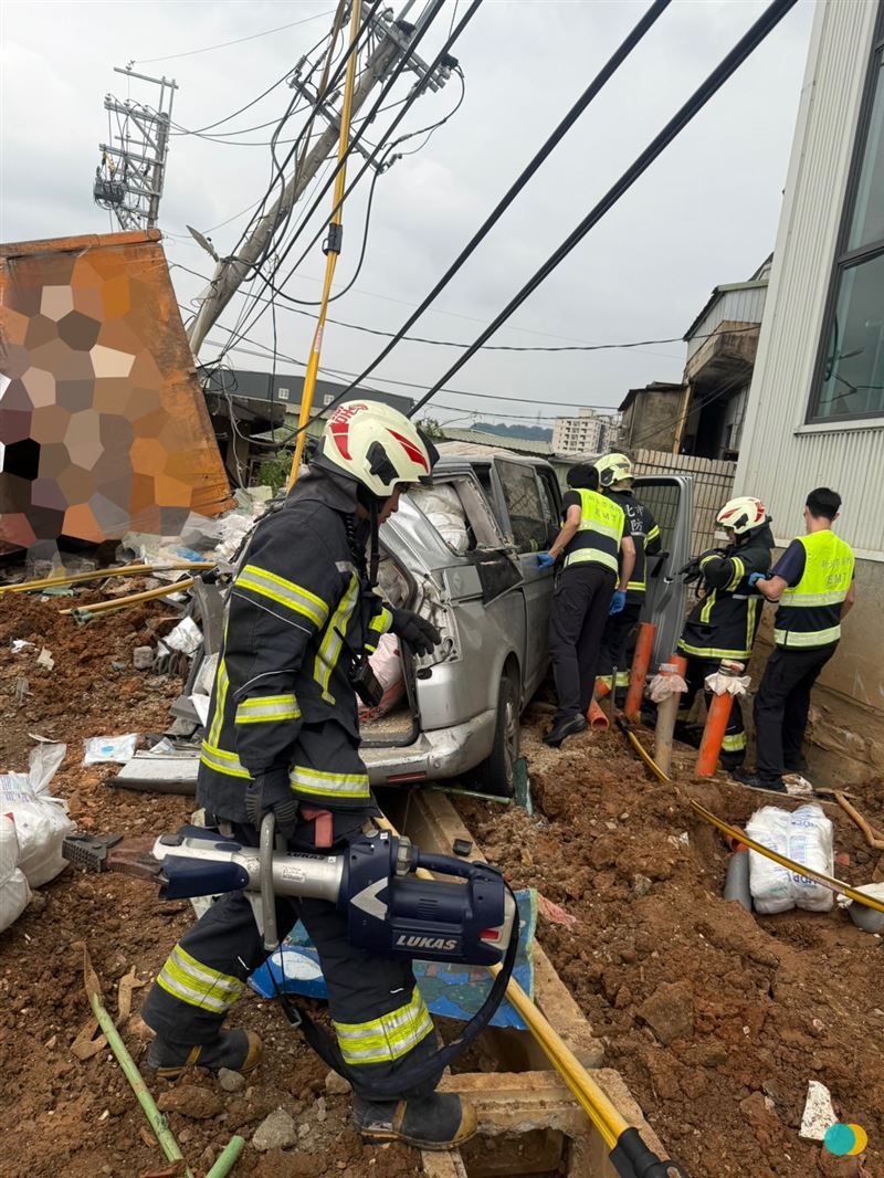 一輛砂石車行經八德路2巷口附近時，不明原因失控翻覆，波及一旁人車。（圖／翻攝畫面）