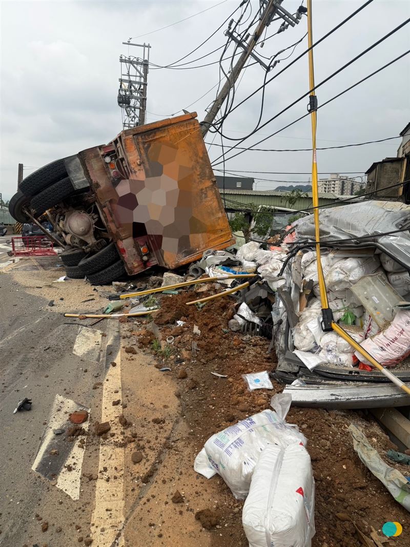 一輛砂石車行經八德路2巷口附近時，不明原因失控翻覆，波及一旁人車。（圖／翻攝畫面）