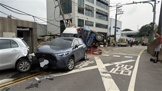 新／鶯歌砂石車翻覆　7人受傷送醫搶救中