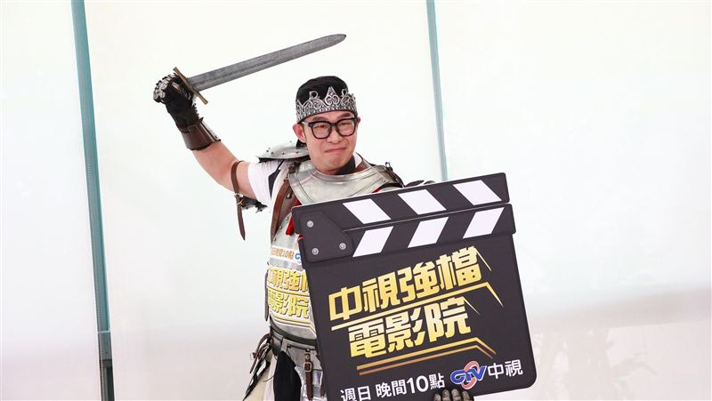 馬力歐穿12公斤裝甲錄影。（圖／記者趙浩雲攝影）