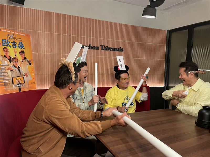 徐乃麟（右起）與許效舜、李國煌、李銘順四人進行遊戲攻防戰，彼此設局套話。(圖／大浪娛樂提供）