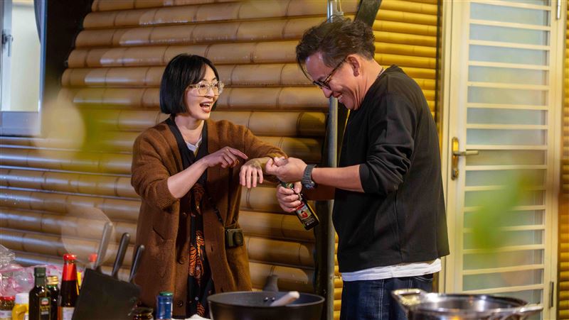 泰國街頭牽手女星被拍 人夫詹姆士認了