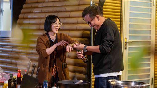 泰國街頭牽手女星被拍　人夫詹姆士認了