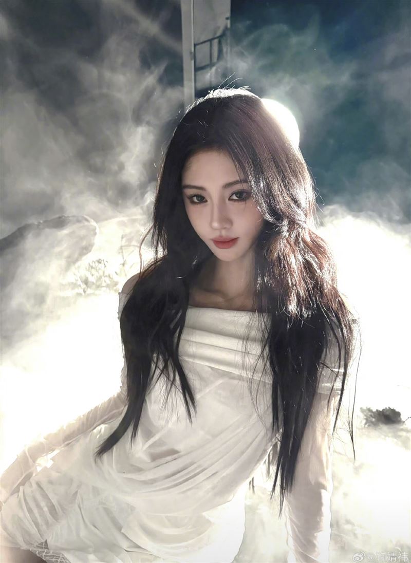 鞠婧禕被絲芭傳媒創辦人王子杰捧紅，最終卻與對方因解約糾紛，鬧上法院。（圖／翻攝自微博）