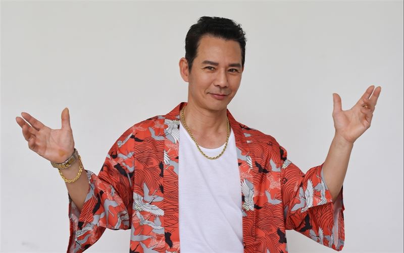 王耿豪進棚驚見「肌肉大一號」，壯碩體態意外貼合角色硬漢氣場。（圖／民視提供）