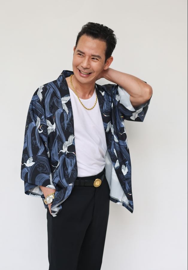 王耿豪劇中外表笑臉迎人，實則深藏野心，成為夜市權力鬥爭關鍵人物。（圖／民視提供）