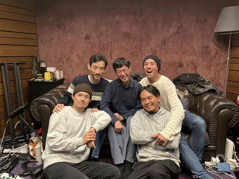 「工地F4」張耀仁、楊大正、陳竹昇、莊凱勛為了主題曲進錄音室配唱，後排中為金曲歌王林生祥。（圖／客台提供）