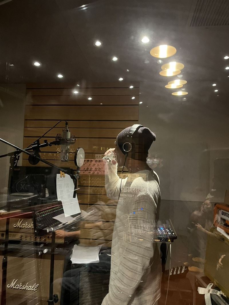 莊凱勛小酌後開唱，被林生祥稱讚唱起來更有味道。（圖／客台提供）