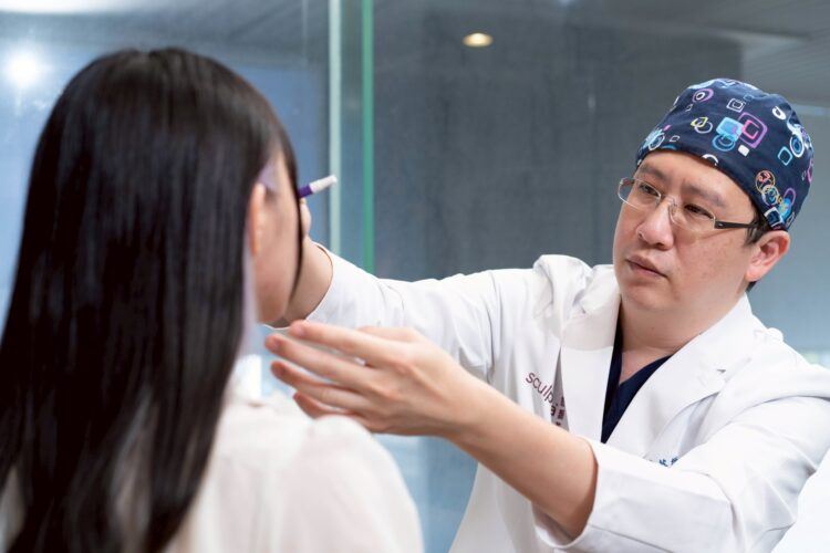 許英哲提醒，多數醫美手術的穩定性，必須等到半年甚至一年後情況才會明朗，因此若要付海外整形，一定要將「術後照護」納入其中。（圖／醫健新聞網提供）