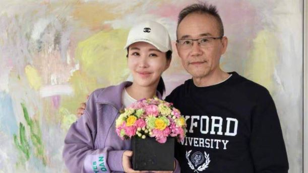 女星田朴珺（左）澄清丈夫王石（右）被抓的傳言。（圖／翻攝自微博）