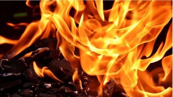 他回工寮拿東西傻眼:爸趴火堆成碳化焦屍