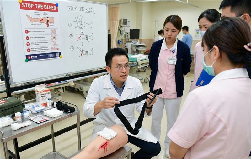 蘇培易醫師說明，外傷止血掌握直接加壓、傷口填塞及止血帶使用三步驟，每個人都能成為第一線救命者。（圖／新竹台大醫院提供）