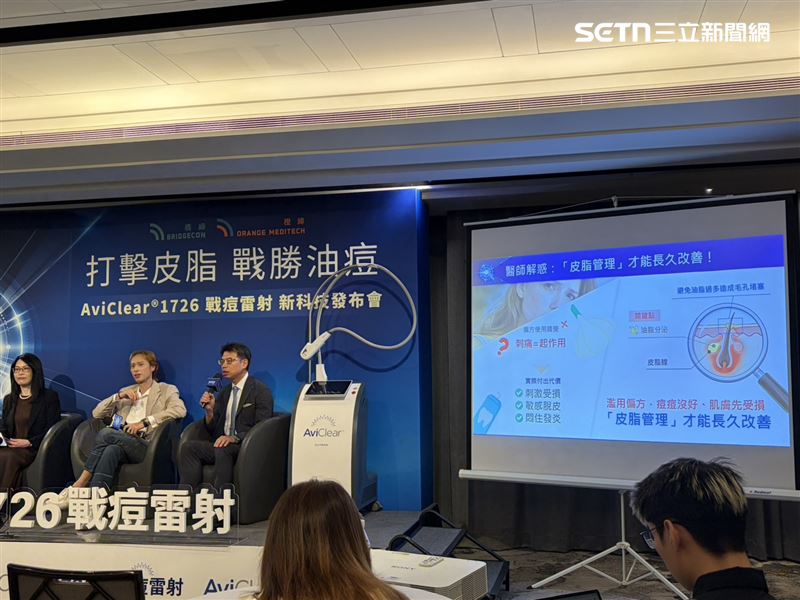 許哲豪醫師(右)則分享收治一名青少年個案,長痘痘後竟異想天開,把撒隆巴斯貼布剪成一小塊往痘痘上貼。(圖/記者簡浩正攝影)