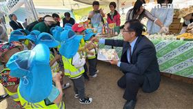 征服韓國人的胃！黃偉哲親赴平澤「削鳳梨」　韓民眾驚呼狂讚：馬西搜優（圖／南市府提供） 