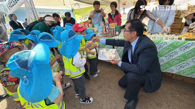 征服韓國人的胃！黃偉哲親赴平澤「削鳳梨」　韓民眾驚呼狂讚：馬西搜優（圖／南市府提供）