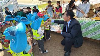 征服韓國人的胃！黃偉哲赴平澤「削鳳梨」