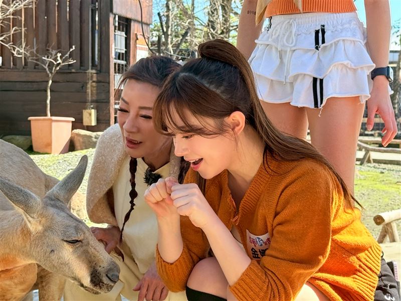 楊繡惠(左)跟金娜妍互動。(圖/民視提供)