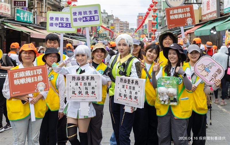 疾管署三度南下北港,攜手《疾病擬人》人氣角色白靜、簡奕參與白沙屯媽祖進香祈福活動,呼籲民眾落實手部衛生及呼吸道禮節等衛生好習慣,並注意防範登革熱。(圖/疾管署提供)