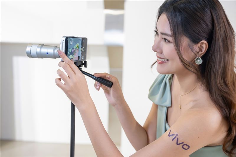 vivo X300 Ultra支援「蔡司增距鏡G2 Ultra」突破望遠極限，支援400mm至8100mm超長焦段，帶來焦距倍增的遠攝能力