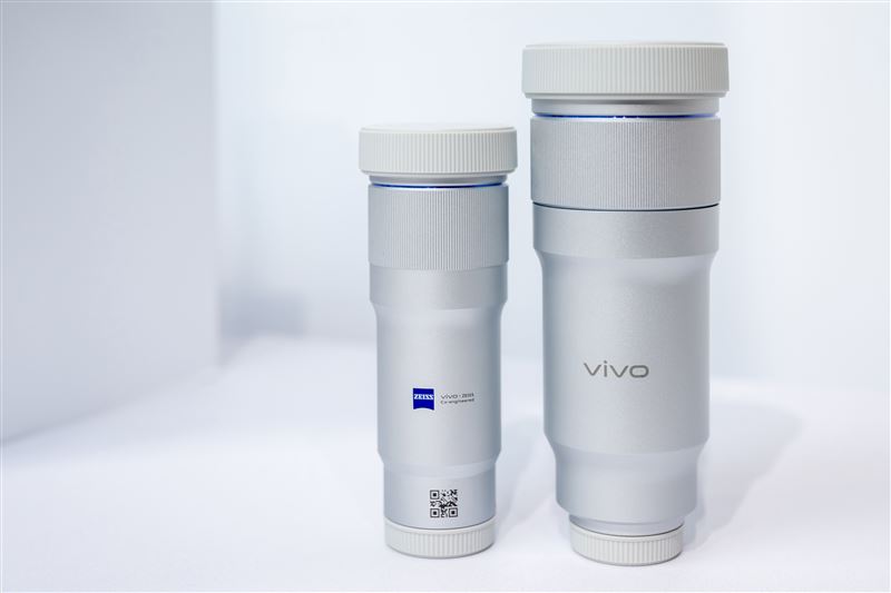 X300 Ultra首度搭載雙兩億畫素蔡司鏡頭，並搭配全新「vivo蔡司長焦增距鏡Gen 2 Ultra」與「vivo蔡司長焦增距鏡Gen 2」，構築完整的蔡司大師鏡頭群