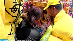 媽祖鑾轎回頭，在母子前停留長達5分鐘。（圖／翻攝自Youtube＠白沙屯媽祖網路電視台）