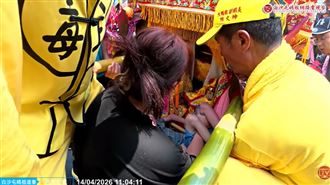 母抱腦麻兒求助！媽祖碰手5分鐘 廟方看哭