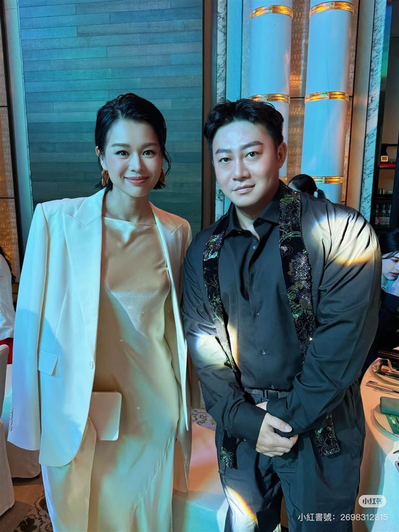 胡杏兒(左)出席慈善晚宴零修圖真面目曝光。(圖/翻攝自AdamHoo小紅書)