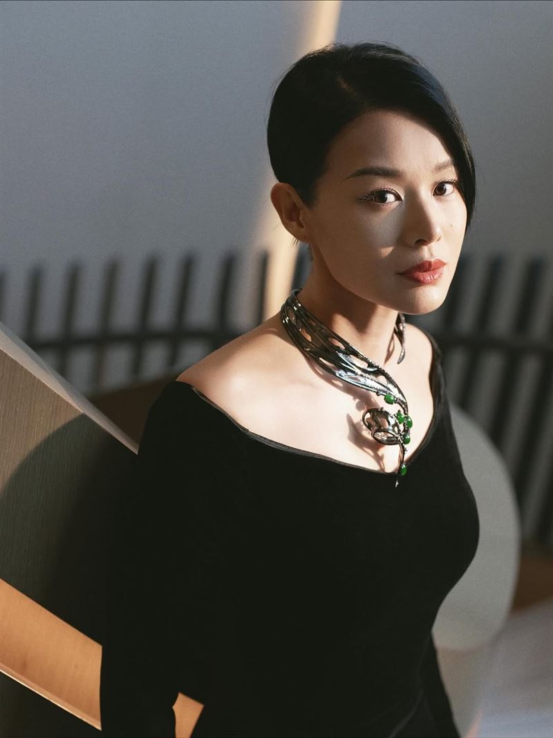 曾被嘲諷是「最醜港姐」的胡杏兒,如今韻味十足。(圖/翻攝自胡杏兒IG)