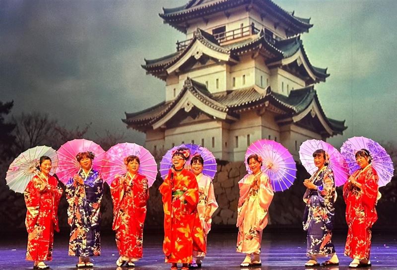 超級紅人榜主持人許志豪認愛後與蔡閨同台，現身基隆城隍爺209年聖誕大歌廳唱鳳飛飛歌引爆動。（圖／基隆護國城隍廟提供）