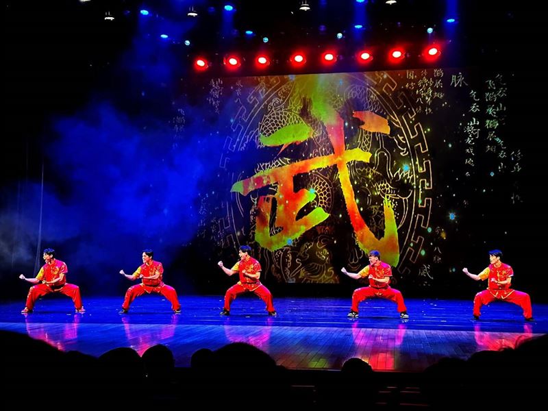 超級紅人榜主持人許志豪認愛後與蔡閨同台，現身基隆城隍爺209年聖誕大歌廳唱鳳飛飛歌引爆動。（圖／基隆護國城隍廟提供）