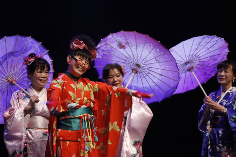 超級紅人榜主持人許志豪認愛後與蔡閨同台，現身基隆城隍爺209年聖誕大歌廳唱鳳飛飛歌引爆動。（圖／基隆護國城隍廟提供）