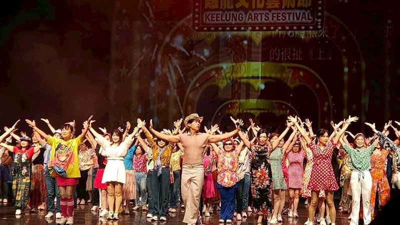 超級紅人榜主持人許志豪認愛後與蔡閨同台，現身基隆城隍爺209年聖誕大歌廳唱鳳飛飛歌引爆動。（圖／基隆護國城隍廟提供）