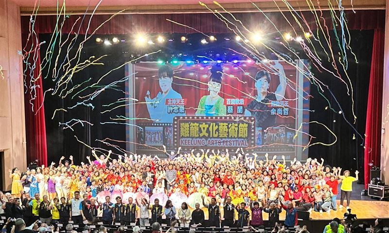 超級紅人榜主持人許志豪認愛後與蔡閨同台，現身基隆城隍爺209年聖誕大歌廳唱鳳飛飛歌引爆動。（圖／基隆護國城隍廟提供）