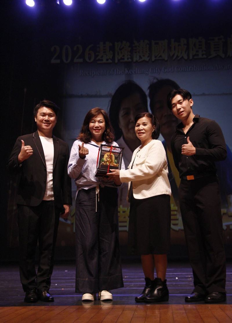 超級紅人榜主持人許志豪認愛後與蔡閨同台，現身基隆城隍爺209年聖誕大歌廳唱鳳飛飛歌引爆動。（圖／基隆護國城隍廟提供）