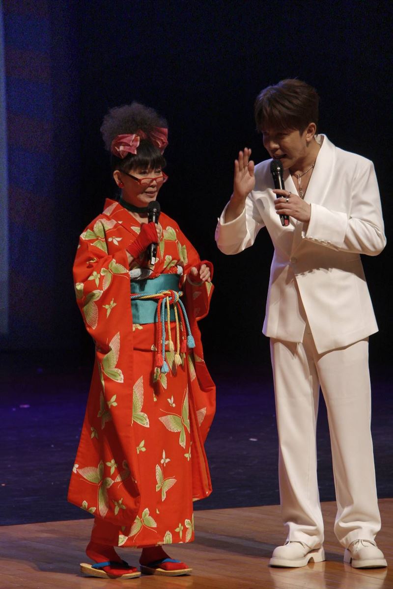 超級紅人榜主持人許志豪認愛後與蔡閨同台，現身基隆城隍爺209年聖誕大歌廳唱鳳飛飛歌引爆動。（圖／基隆護國城隍廟提供）