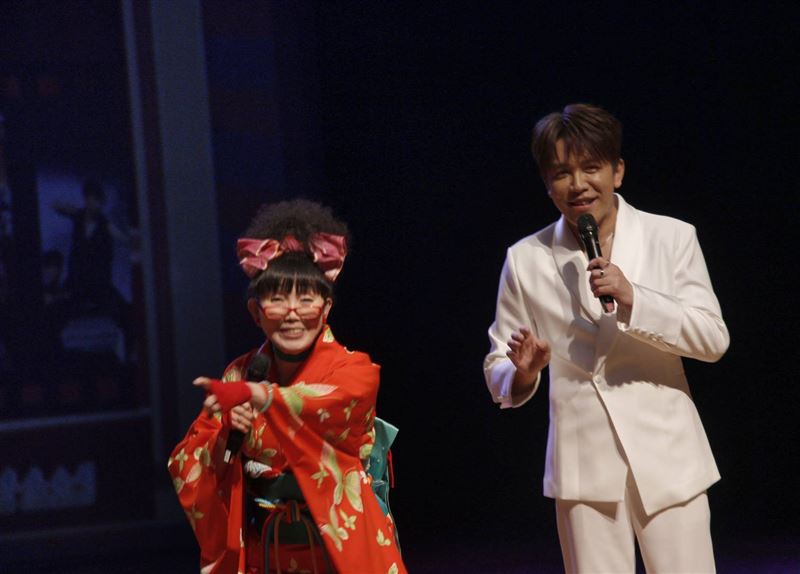 超級紅人榜主持人許志豪認愛後與蔡閨同台，現身基隆城隍爺209年聖誕大歌廳唱鳳飛飛歌引爆動。（圖／基隆護國城隍廟提供、記者鍾志鵬攝影）