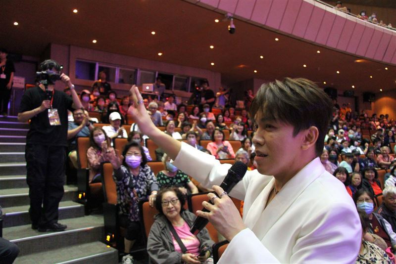 超級紅人榜主持人許志豪認愛後與蔡閨同台，現身基隆城隍爺209年聖誕大歌廳唱鳳飛飛歌引爆動。（圖／基隆護國城隍廟提供、記者鍾志鵬攝影）